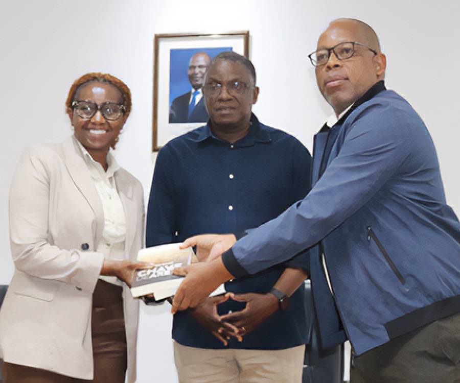 Escritor moçambicano doa livros à biblioteca da FLCS