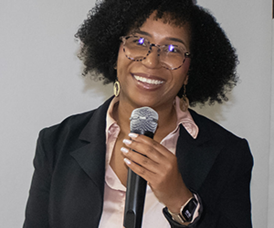 Olga Cambaco partilha experiência sobre a implementação do photovoice com docentes e estudantes da FLCS